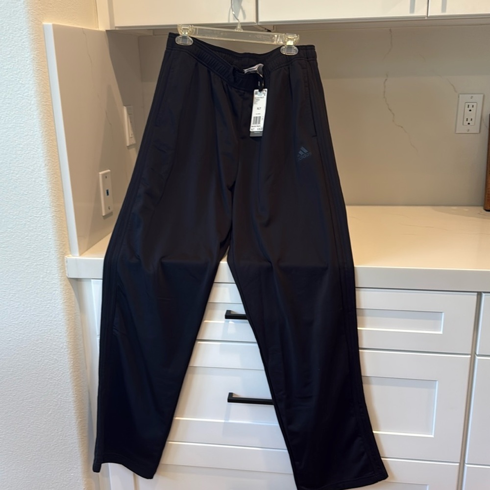 NWT MENS ADIDAS ESS 3S R TRICOT PANT. COLOR IS BLACK WITH BLACK STRIPE. SIZE XLT